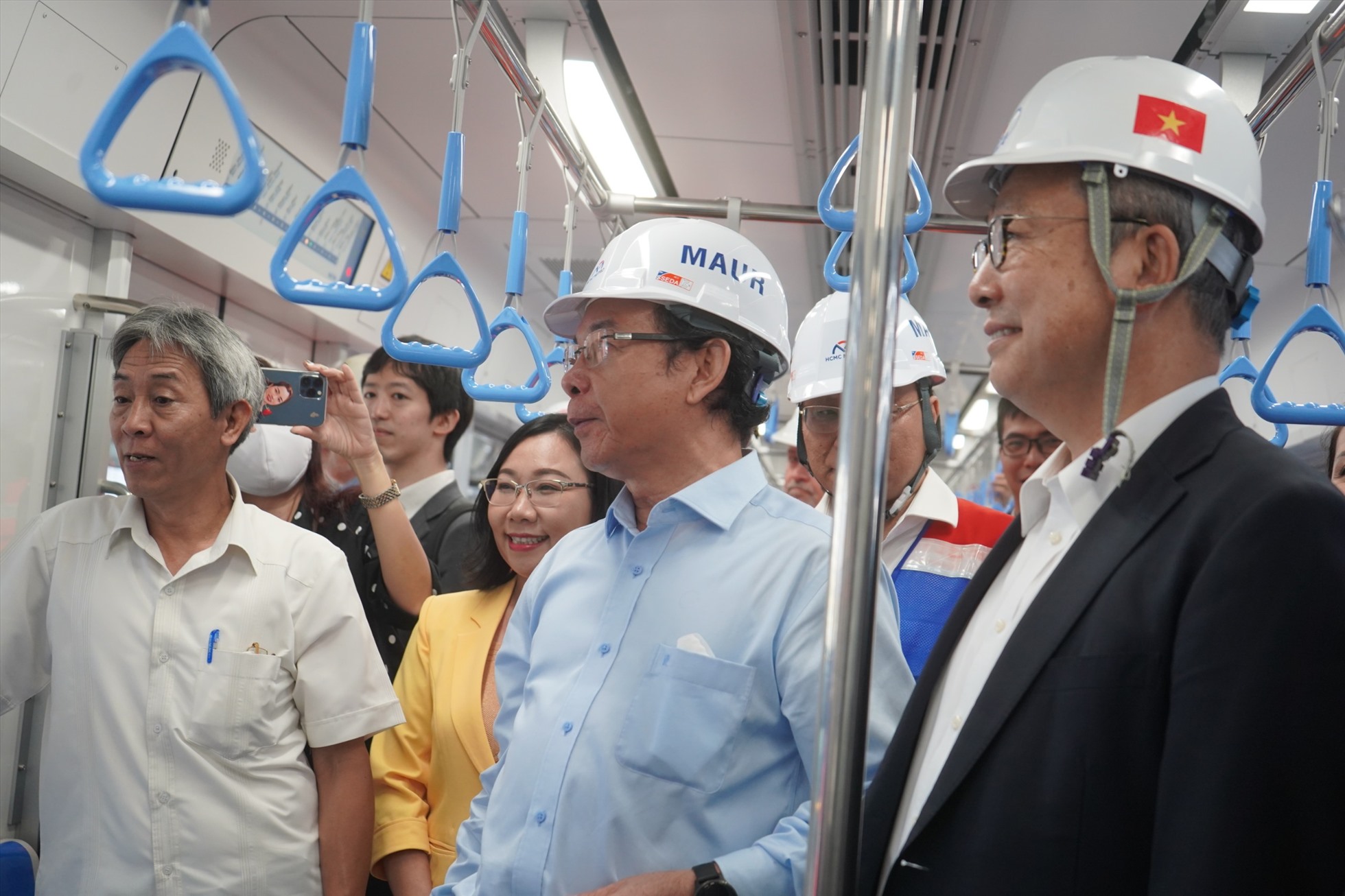 Bí thư Thành ủy TPHCM Nguyễn Văn Nên (giữa) trải nghiệm tàu metro số 1.  Ảnh: Phương Ngân