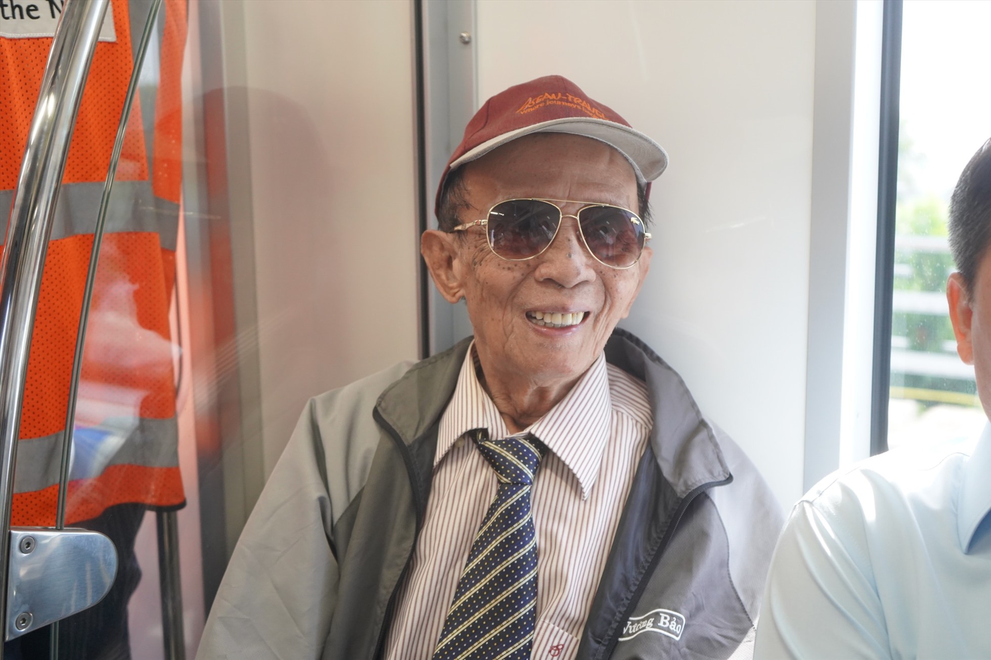 Ông Hà Ngọc Trường – Phó Chủ tịch Hội cầu đường cảng TPHCM vui mừng khi được đi thử tàu metro.  Ảnh: Phương Ngân