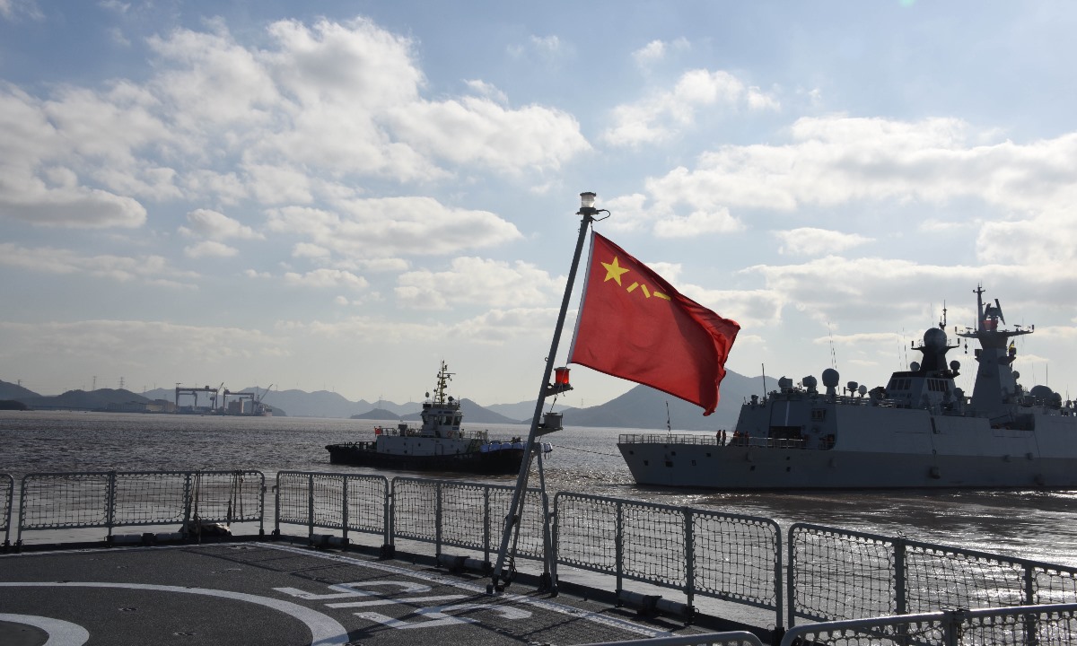 Soái hạm Nga và tàu ngầm Trung Quốc tập trận hải quân chung