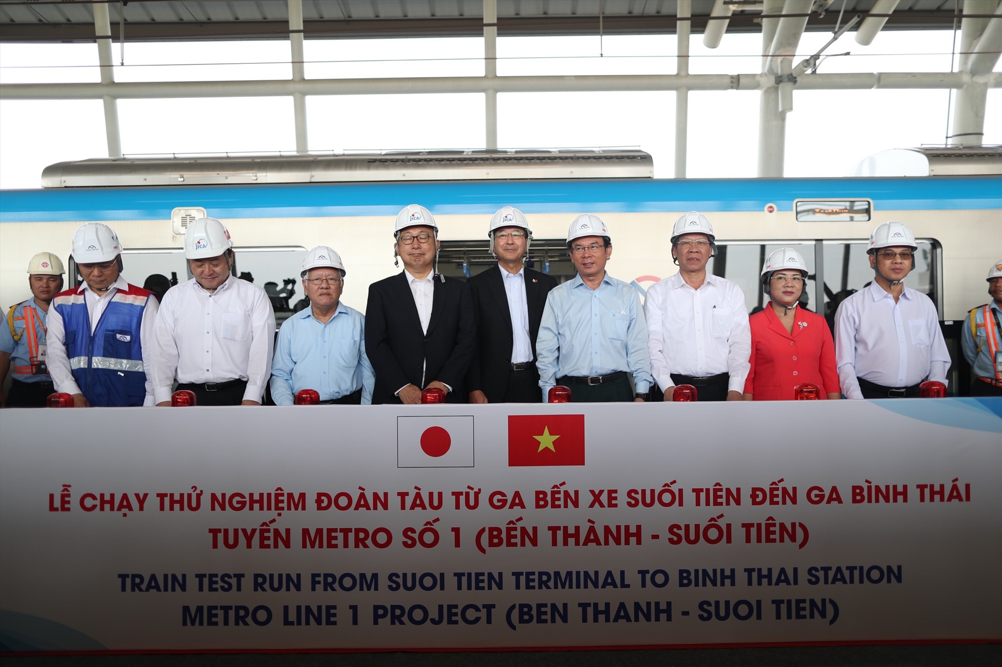 Lãnh đạo TP HCM cùng đại diện phía Nhật Bản tại lễ chạy thử nghiệm tàu Metro Bến Thành - Suối Tiên, sáng 21/