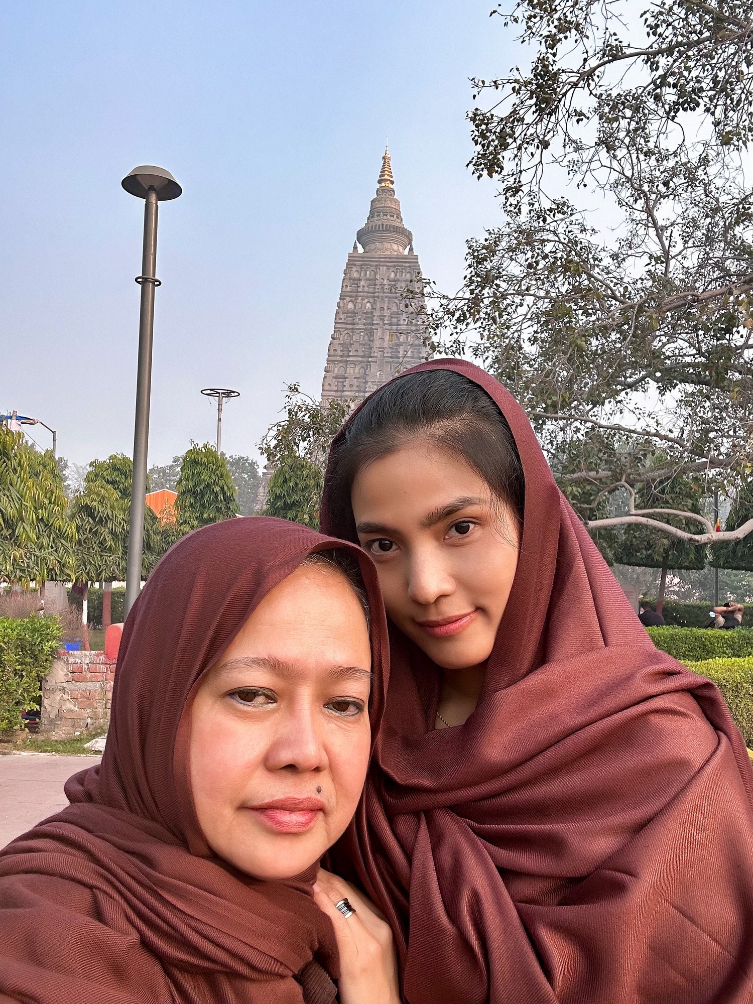 Được biết, Trương Thị May và mẹ đã về Việt Nam, kết thúc hành trình tại thánh địa linh thiêng này.