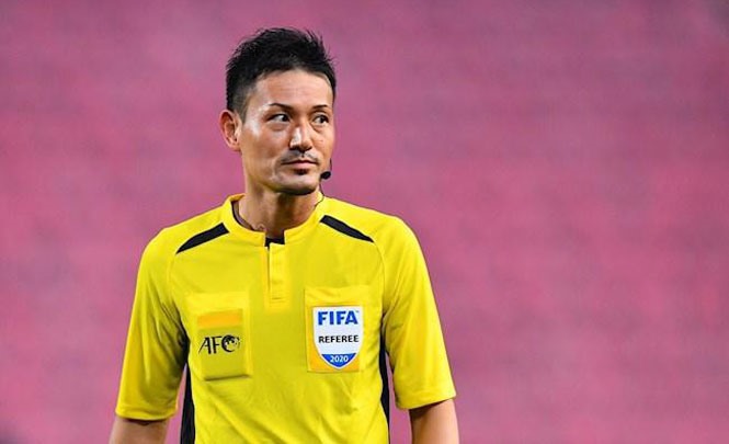 Trọng tài Sato điều khiển trận đấu Việt Nam gặp Malaysia tại vòng bảng AFF Cup 2022. Ảnh: AFF