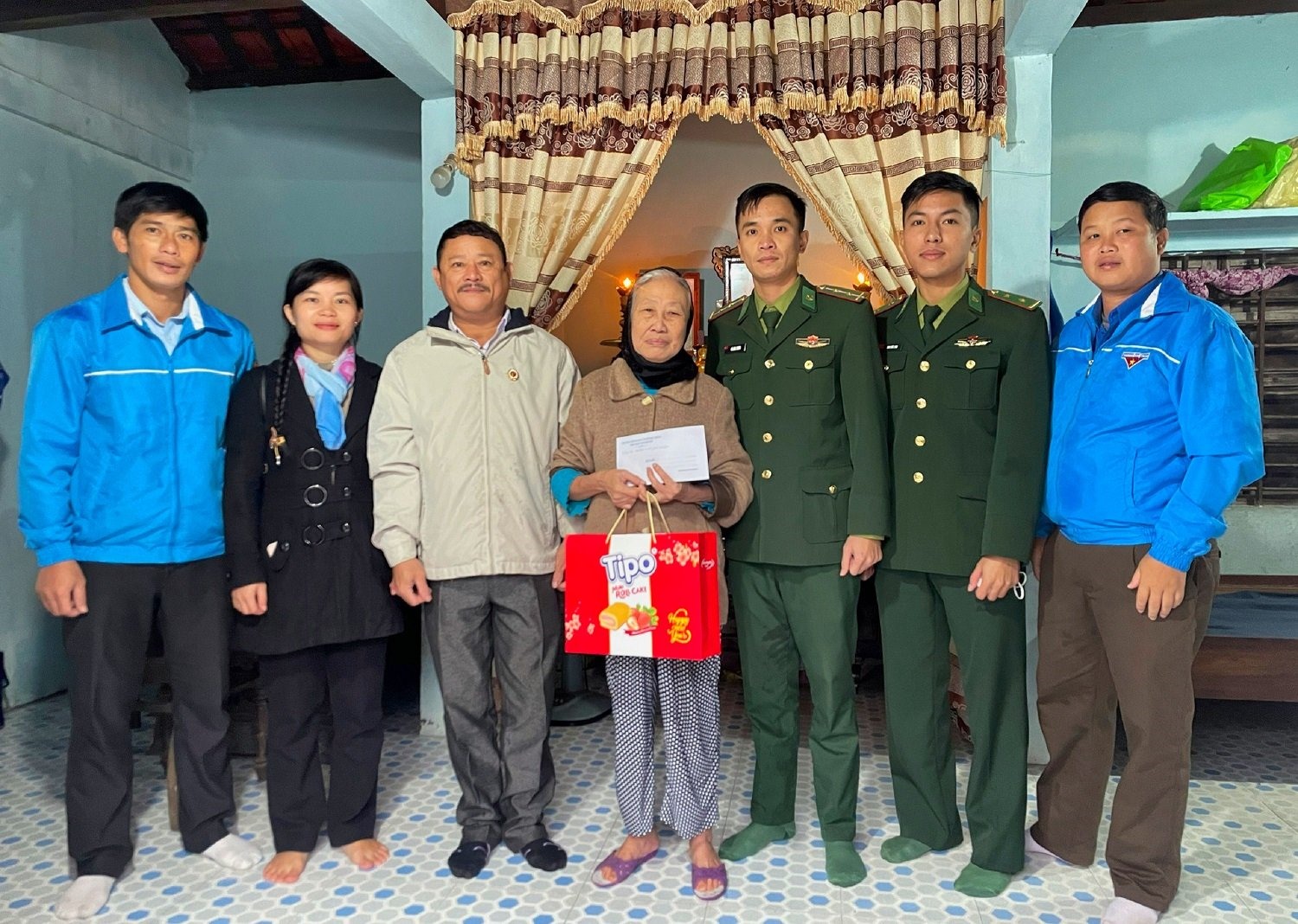 Các đơn vị trong Bộ đội Biên phòng tỉnh Thừa Thiên Huế phối họp cùng chính quyền địa phương thăm, tặng quà các gia đình chính sách. Ảnh: Võ Tiến.