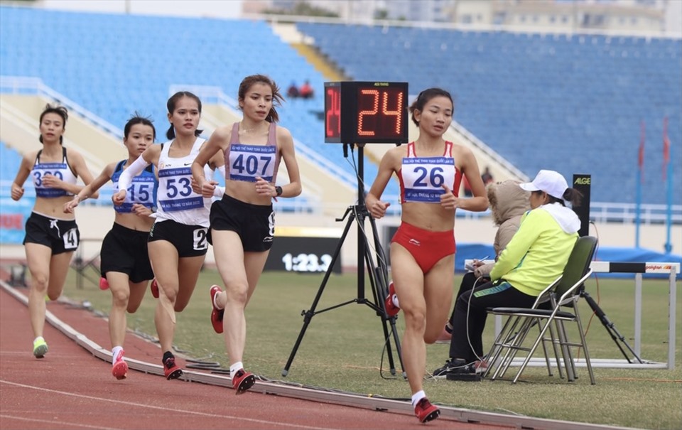Vận động viên Nguyễn Thị Oanh lập kỷ lục 10.000m tại Đại hội Thể thao toàn quốc 2022. Ảnh: Bùi Lượng