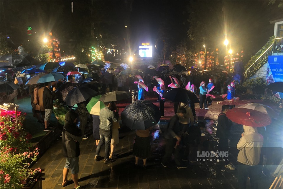 Đông đảo du khách đến tham gia sự kiện, lễ hội dù thời tiết không thuận lời dịp 30.4-1.5 năm nay. Ảnh: Đức Trọng