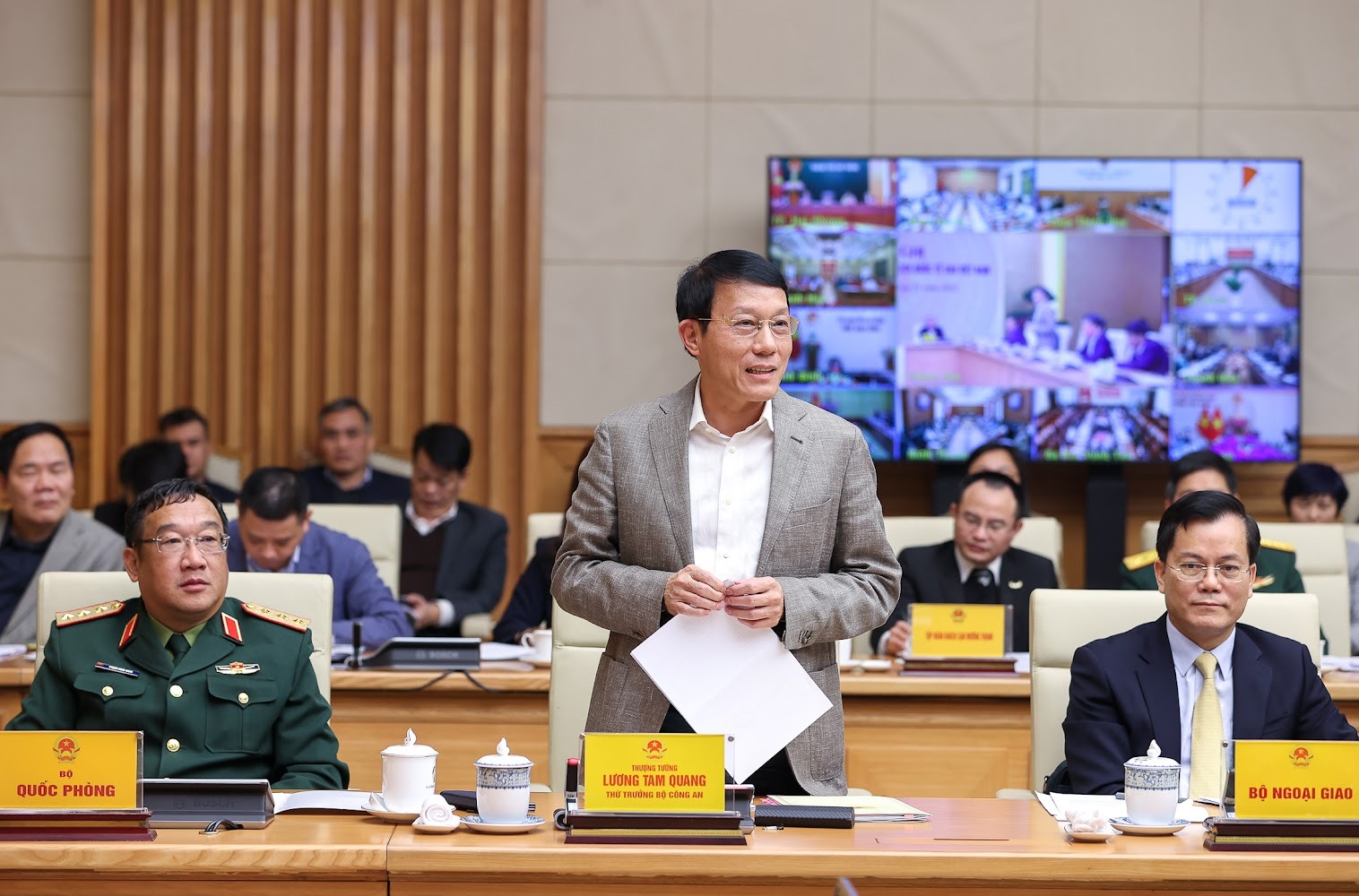 Thứ trưởng Bộ Công an Lương Tam Quang làm rõ nhiều vấn đề liên quan đến việc cấp thị thực. Ảnh: Nhật Bắc