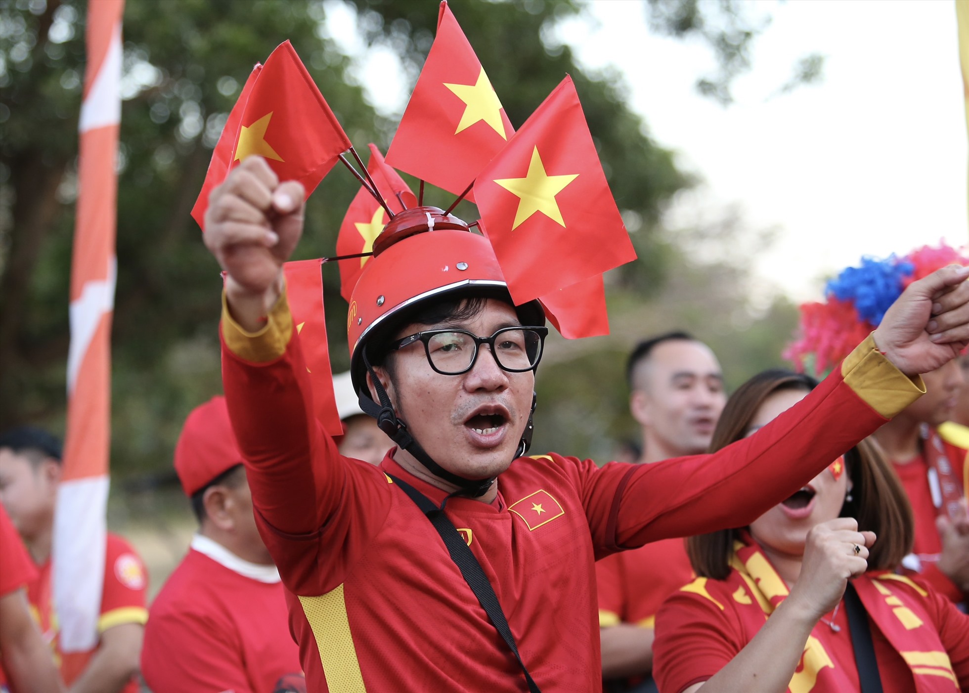 Trang phục cờ đỏ sao vàng vẫn là sự lựa chọn hàng đầu của các cổ động viên Việt Nam.