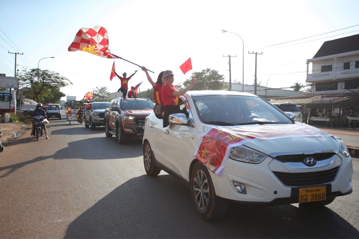 Ghi nhận của phóng viên Báo Lao Động tại Lào, nhiều cổ động viên đội tuyển Việt Nam đã diễu hành trên đường phố, trên các tuyến đường hướng về sân vận động quốc gia Lào.