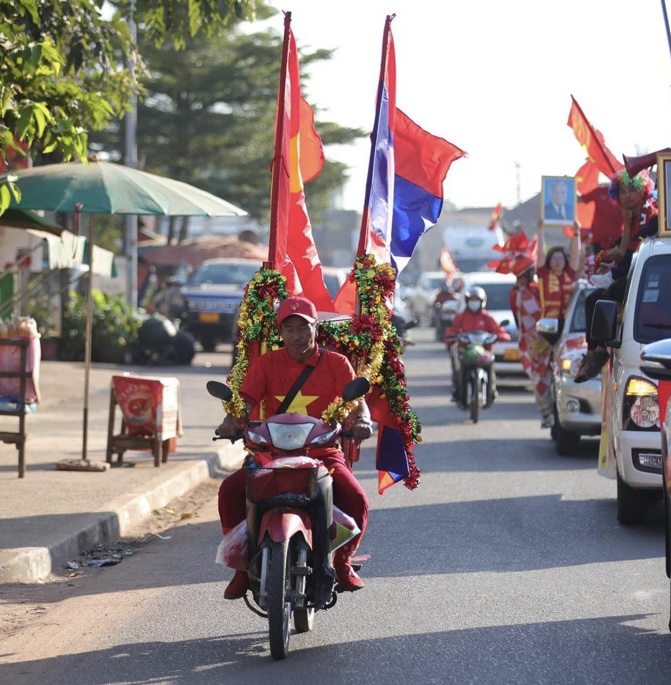 Không chỉ người Việt Nam, những người dân tại Lào cũng hoà vào bầu không khí cuồng nhiệt bên ngoài sân vận động quốc gia Lào.