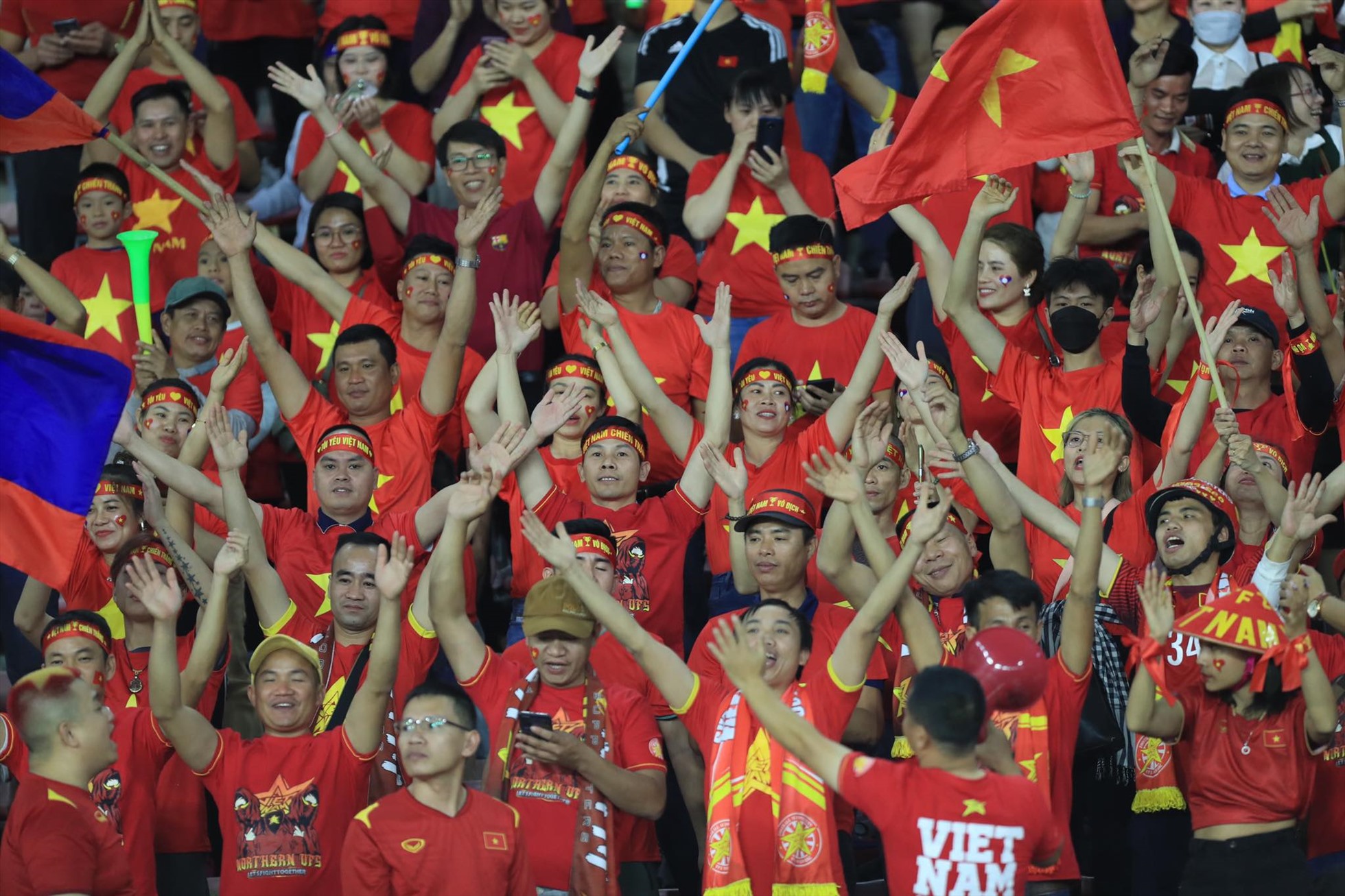 Đông đảo cổ động viên Việt Nam đến sân vận động quốc gia Lào để cổ vũ. Ảnh: Minh Dân