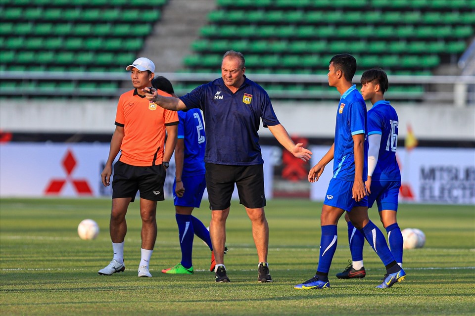 Tuyển Lào có sự chuẩn bị kỹ lưỡng cho AFF Cup 2022 dưới sự dẫn dắt của huấn luyện viên Michael Weiss. Ảnh: Minh Dân