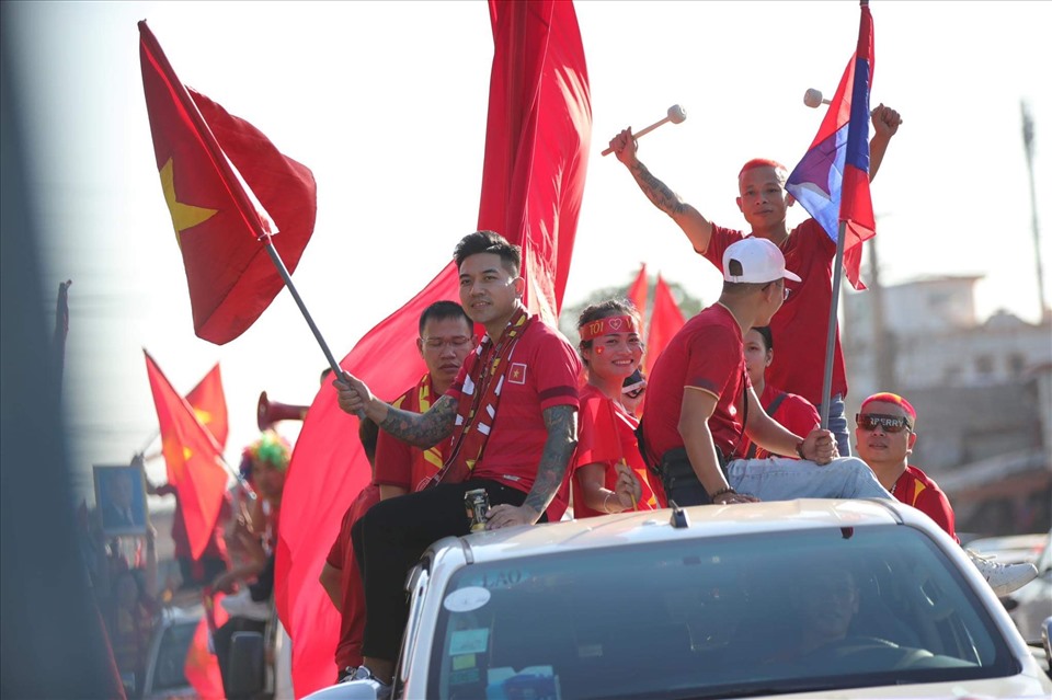 Cổ động viên Việt Nam diễu hành trước trước trận đấu trên đất Lào. Ảnh: Minh Dân