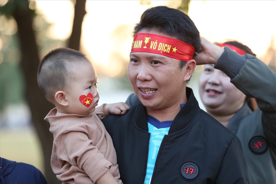 Cổ động viên Việt Nam diễu hành trước trước trận đấu trên đất Lào. Ảnh: Minh Dân