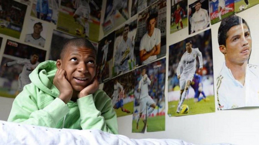 Kylian Mbappe has been passionate about football since childhood and idolizes Cristiano Ronaldo.  Photo: AS