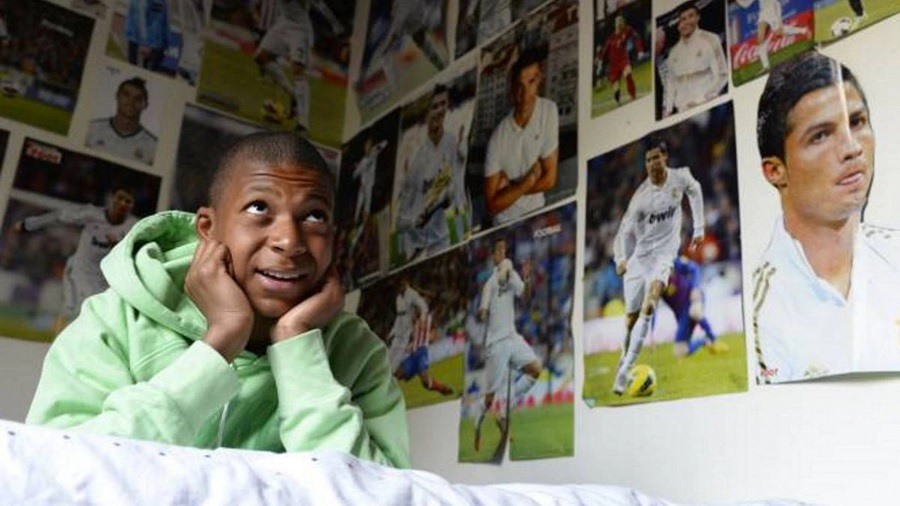 Kylian Mbappe ham mê bóng đá từ nhỏ và rất thần tượng Cristiano Ronaldo. Ảnh: AS