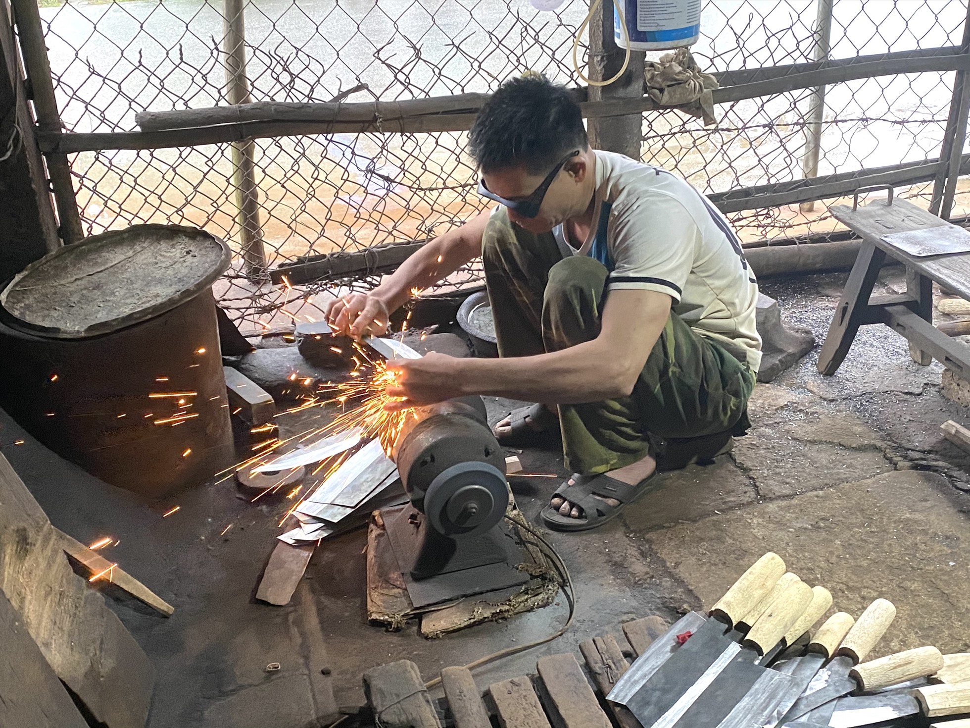 Công việc vất vả, thu nhập thấp, sản phẩm khó tiêu thụ...là nguyên nhân làm cho nghề rèn tại phường Trung Lương ngày càng mai một. Ảnh: Hoàng Nguyên