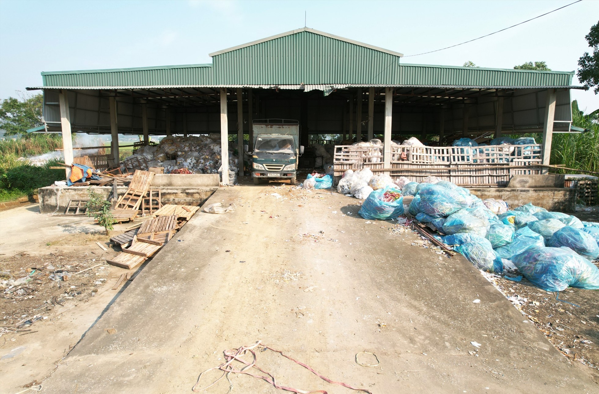 Dự án do UBND xã Đại Lộc làm chủ đầu tư và kỳ vọng sẽ xử lý rác thải sinh hoạt cho người dân tại địa phương. Tuy nhiên đến năm 2021, sau 6 năm hoạt động, lò đốt rác này đã dừng hoạt động, bỏ hoang. Ảnh: Quách Du