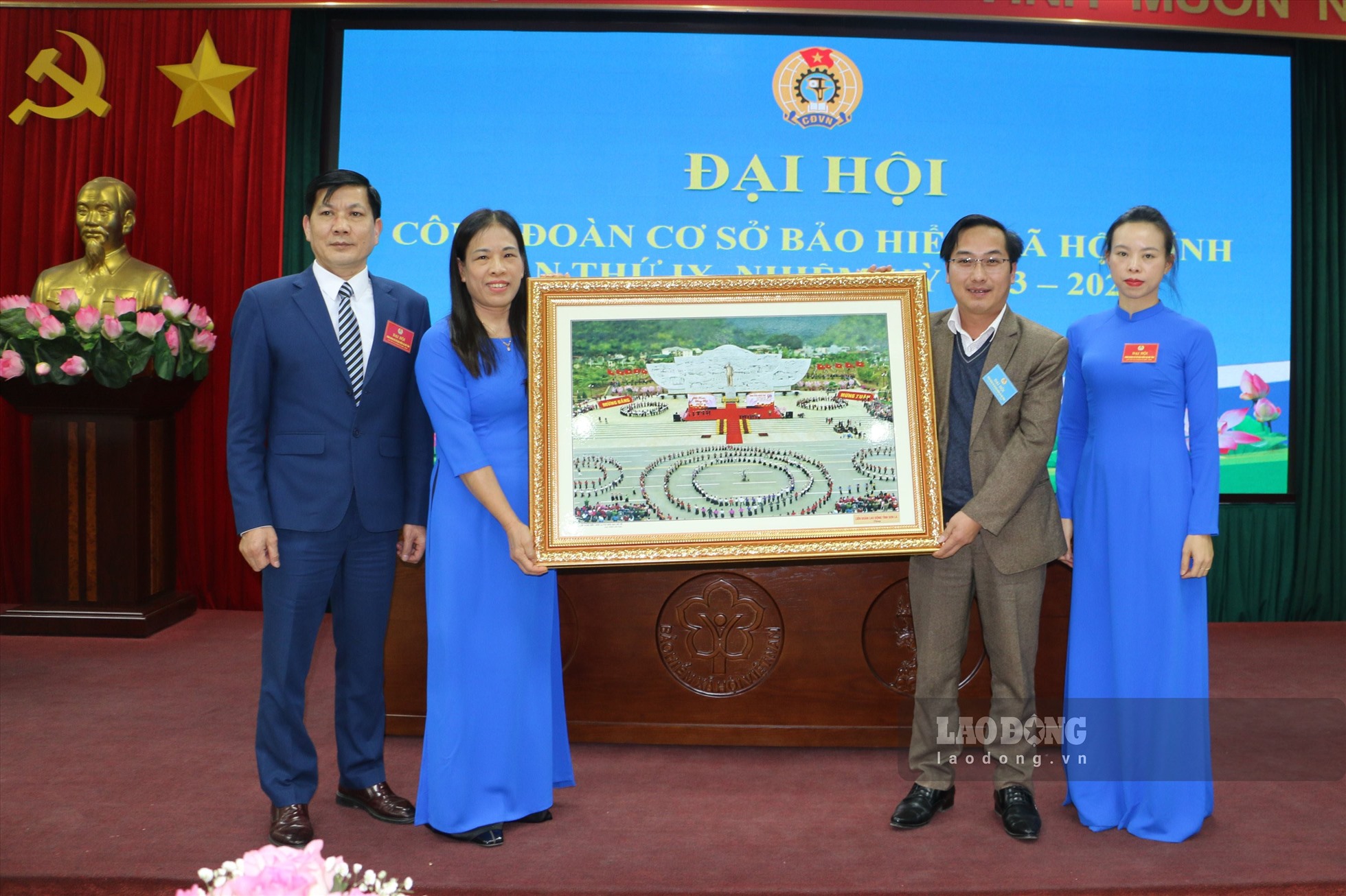 Chủ tịch LĐLĐ tỉnh Sơn La tặng tranh Ban chấp hành nhiệm kỳ mới.