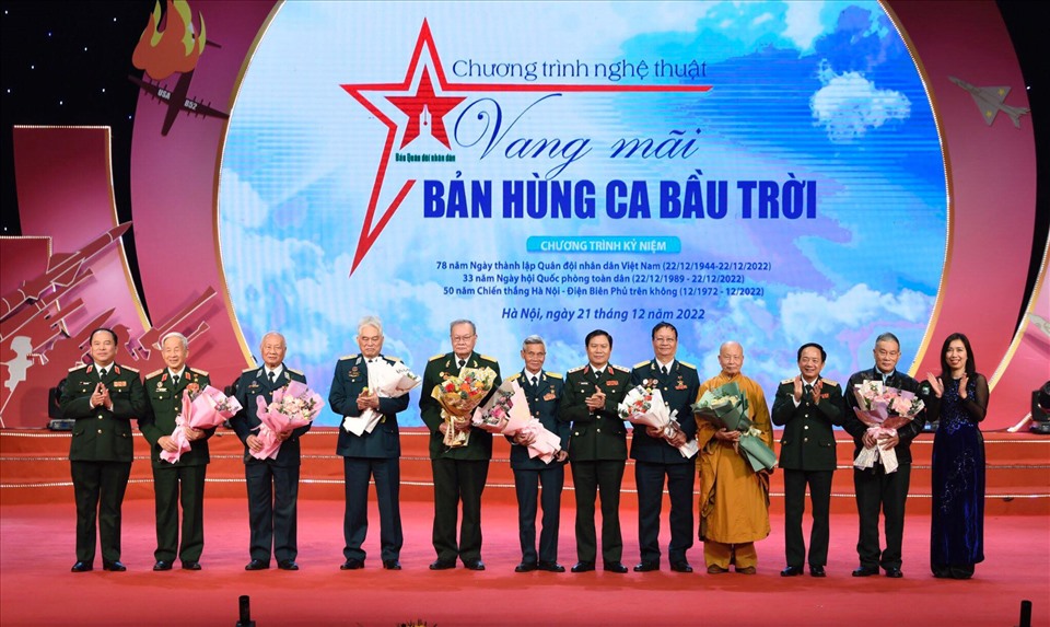 Ban tổ chức cũng dành tặng hoa và quà tri ân các Anh hùng LLVTND đã trực tiếp chiến đấu và có thành tích đặc biệt xuất sắc trong chiến dịch “Hà Nội - Điện Biên Phủ trên không“.