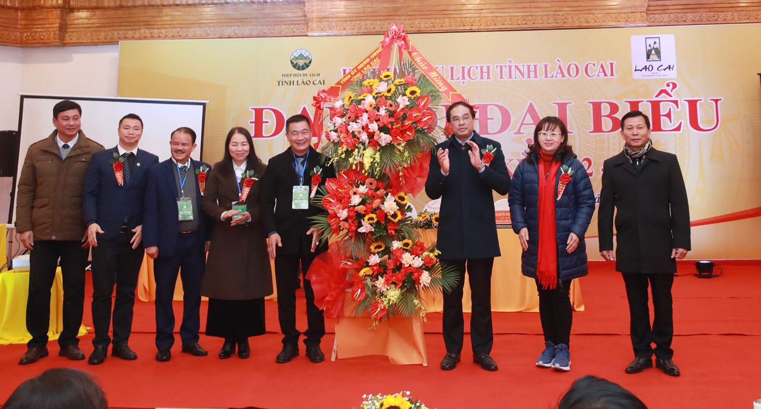 Lãnh đạo tỉnh Lào Cai tặng hoa chúc mừng đại hội.