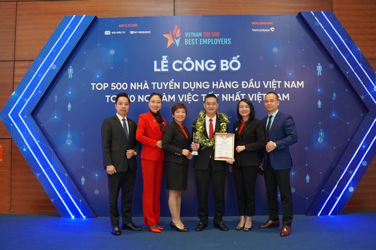 Các thành viên Dai-ichi Life Việt Nam tại Lễ trao giải “Top 10 Nơi làm việc tốt nhất Việt Nam”. Ảnh P.Liên
