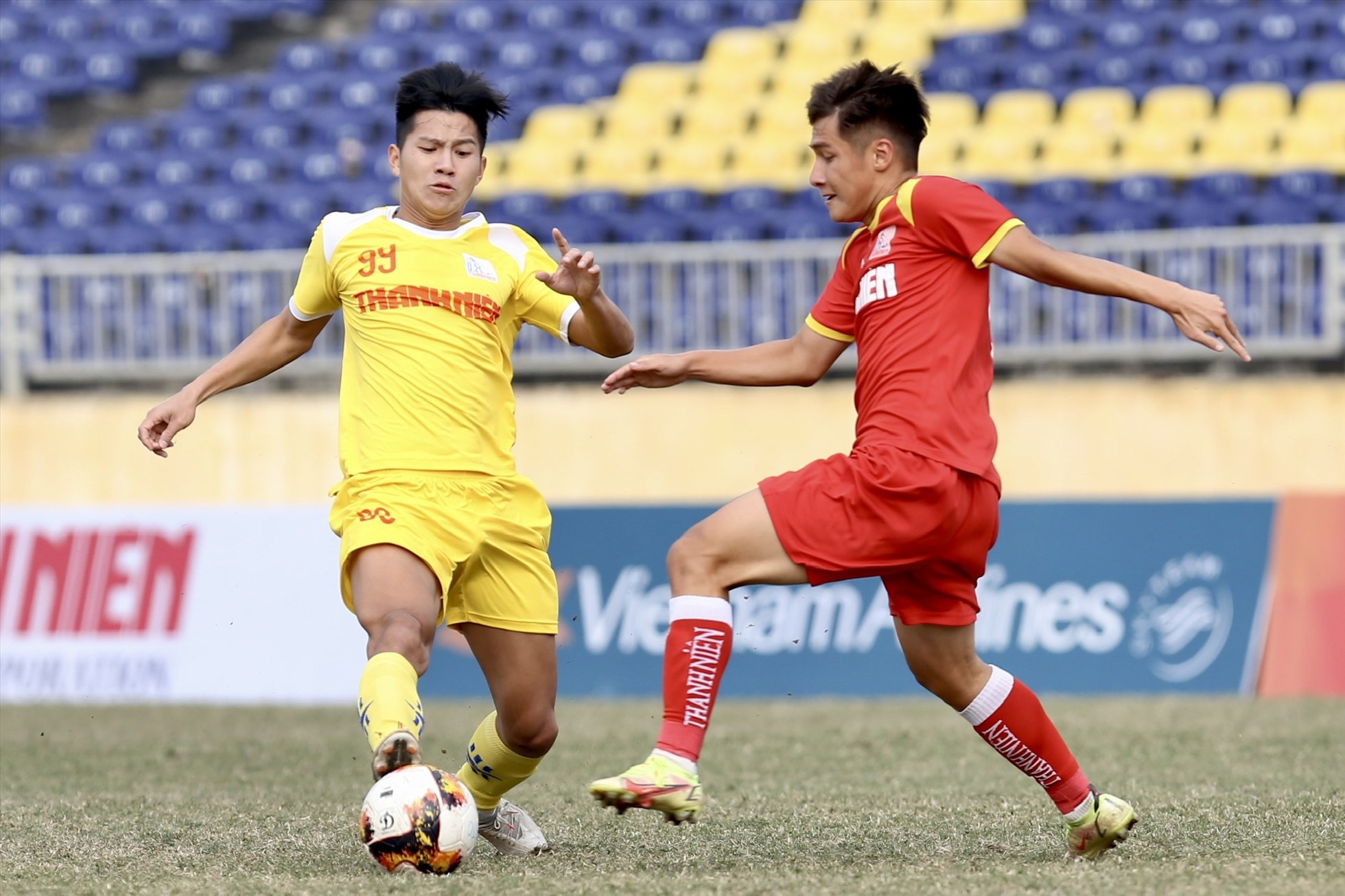 Phan Bá Quyền (trái) không đủ điều kiện thi đấu cho U21 Sông Lam Nghệ An ở giải U21 Quốc gia 2022. Ảnh: Kha Hoa