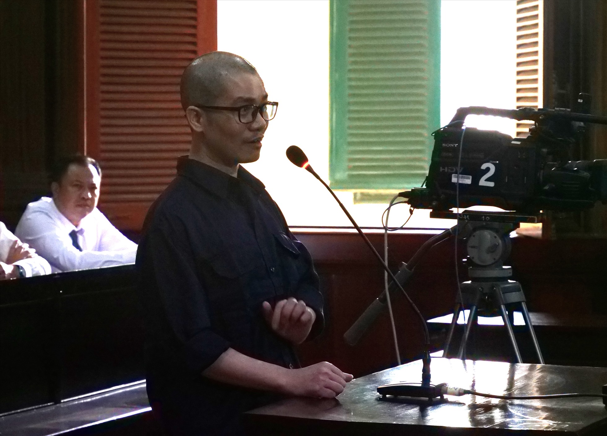 Bị cáo Nguyễn Thái Luyện nói lời sau cùng trước tòa. Ảnh: Anh Tú