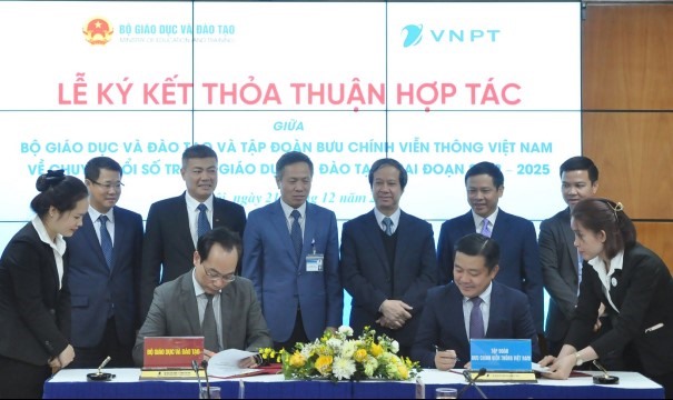 Bộ Giáo dục và Đào tạo (GD&ĐT) và Tập đoàn Bưu chính viễn thông Việt Nam (VNPT) đã ký kết Thỏa thuận hợp tác về chuyển đổi số trong giáo dục và đào tạo giai đoạn 2022- 2025. Ảnh: Hưng Nguyễn