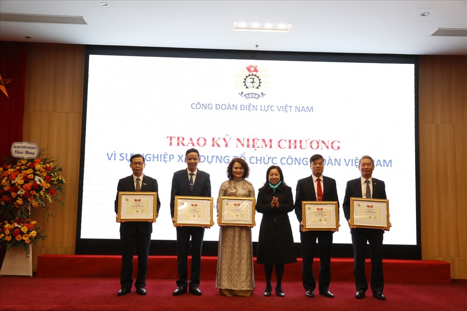 Phó Chủ tịch Tổng LĐLĐVN Thái Thu Xương đã trao Kỷ niệm Chương vì sự nghiệp xây dựng tổ chức Công đoàn cho 5 cá nhân thuộc Công đoàn Điện lực Việt Nam. Ảnh: Đắc Cường
