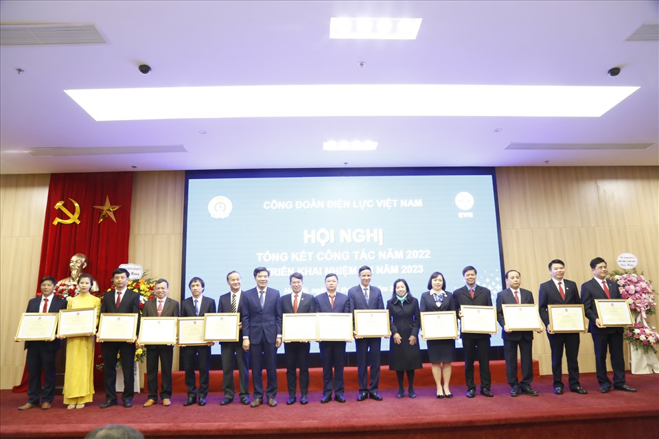 Phó Chủ tịch Tổng LĐLĐVN Thái Thu Xương tặng Bằng khen toàn diện của Tổng LĐLĐVN cho 16 cá nhân thuộc Công đoàn Điện lực Việt Nam. Ảnh: Hà Anh