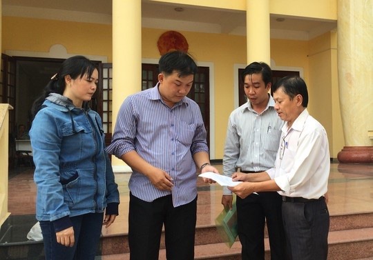 Ông Trần Văn Triều (bìa phải) - Giám đốc Trung tâm Tư vấn pháp luật LĐLĐ TPHCM - hướng dẫn NLĐ trong vụ việc được khởi kiện tại Tòa án nhân dân huyện Củ Chi, TPHCM. Ảnh: Đức Long