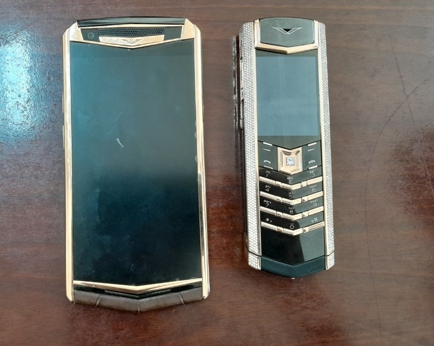 Trong số 14 chiếc điện thoại Vertu, chiếc đắt nhất được định giá 420 triệu đồng. Ảnh: Nguyễn Hùng