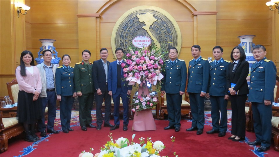 Đoàn công tác của Tổng LĐLĐVN chúc mừng Quân chủng Phòng không - Không quân. Ảnh: Quang Hùng
