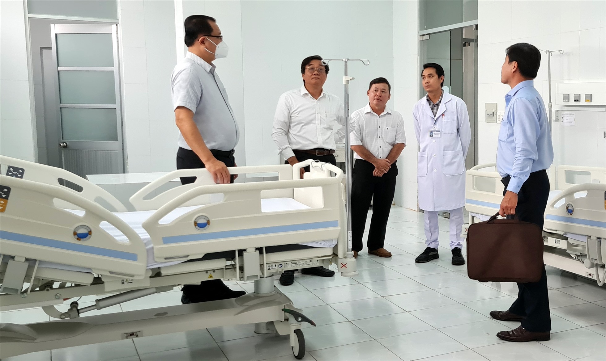 Lãnh đạo Sở Y tế tỉnh Bạc Liêu kiểm tra ngày đầu Bệnh viện Lao và bệnh Phổi Bạc Liêu hoạt động. Ảnh: Nhật Hồ