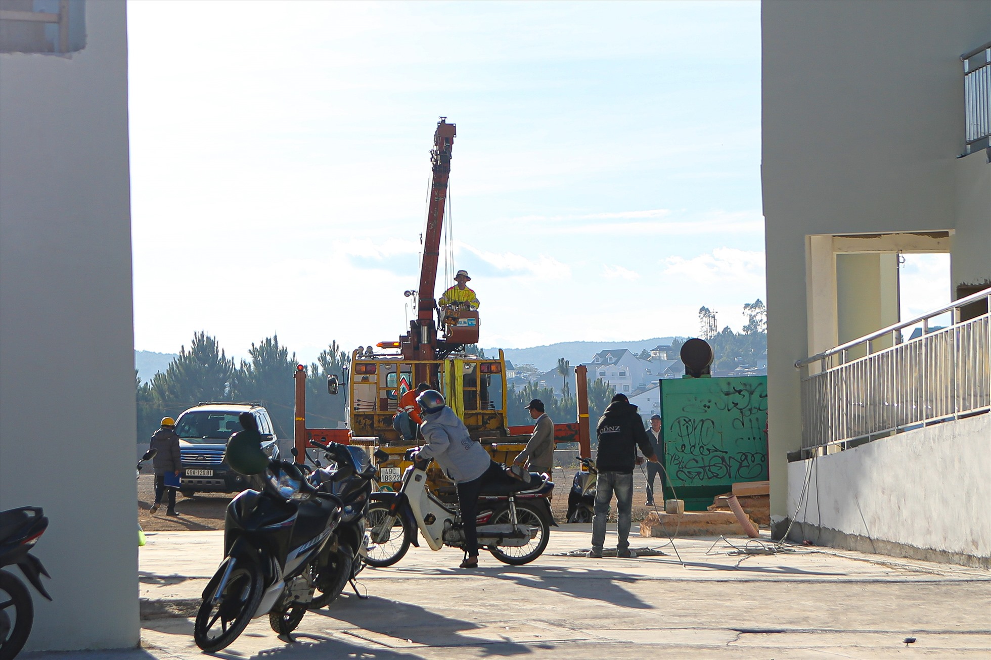 Các công nhân tại công trình đang khẩn trương làm việc để sân vận động Đà Lạt được hoàn thành kịp tiến độ.