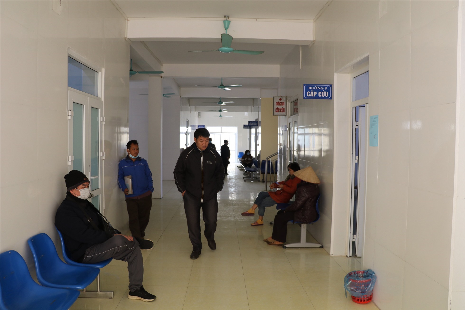 Người dân đến khám và điều trị tại Bệnh viện Đa khoa huyện Nho Quan. Ảnh: Nguyễn Trường