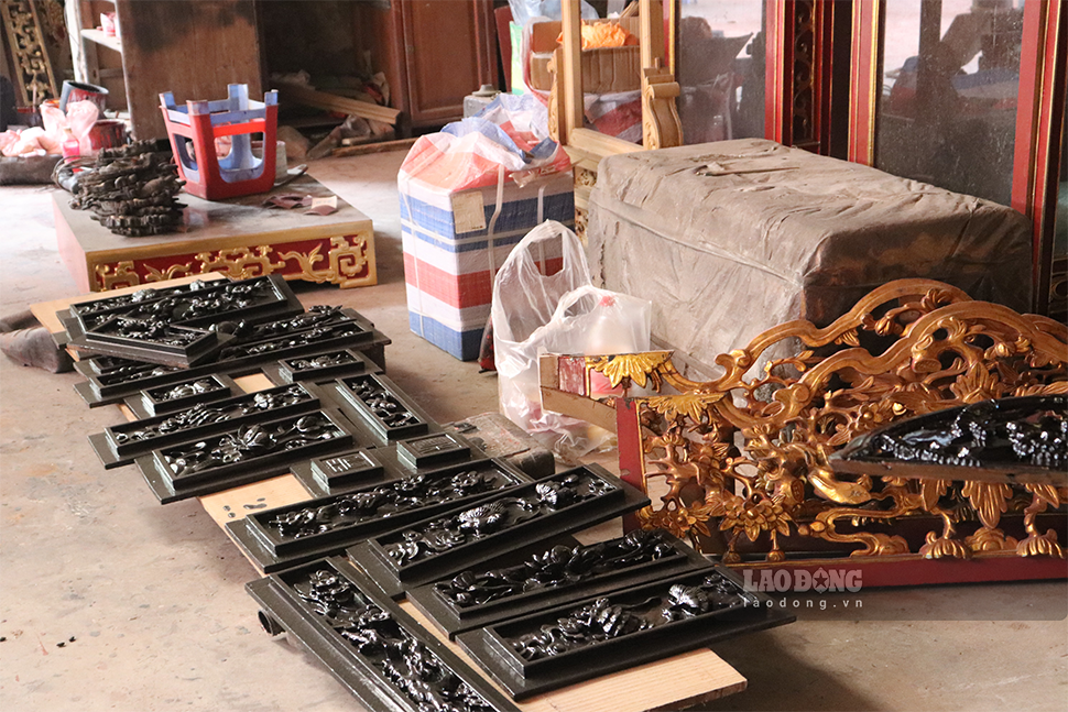 Bên cạnh những sản phẩm liên quan đến tượng thì người dân Sơn Đồng còn làm những đồ thờ thủ công mỹ nghệ khác như hoành phi, câu đối, ngai, khảm thờ,…