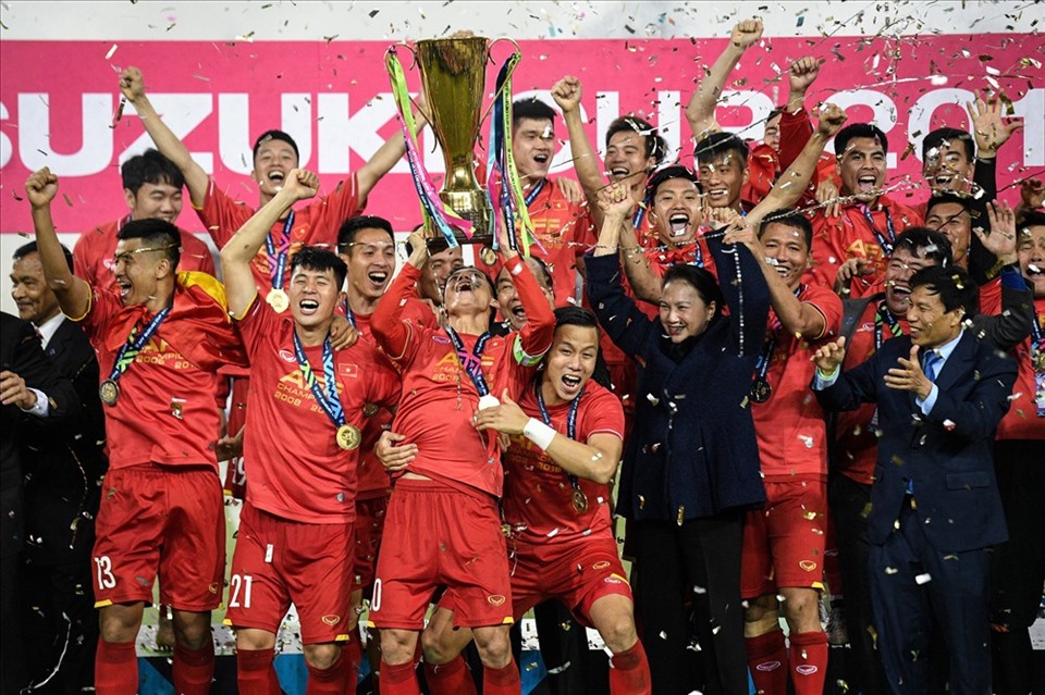 Chiêm ngưỡng những khoảnh khắc chinh phục chiếc cúp vô địch AFF Cup 2022 cùng với đội tuyển và tiền thưởng xứng đáng của họ. Hãy cảm nhận được sự phấn khích và hào hứng của các cầu thủ khi vượt qua những cản trở để đạt được thành công lớn này.