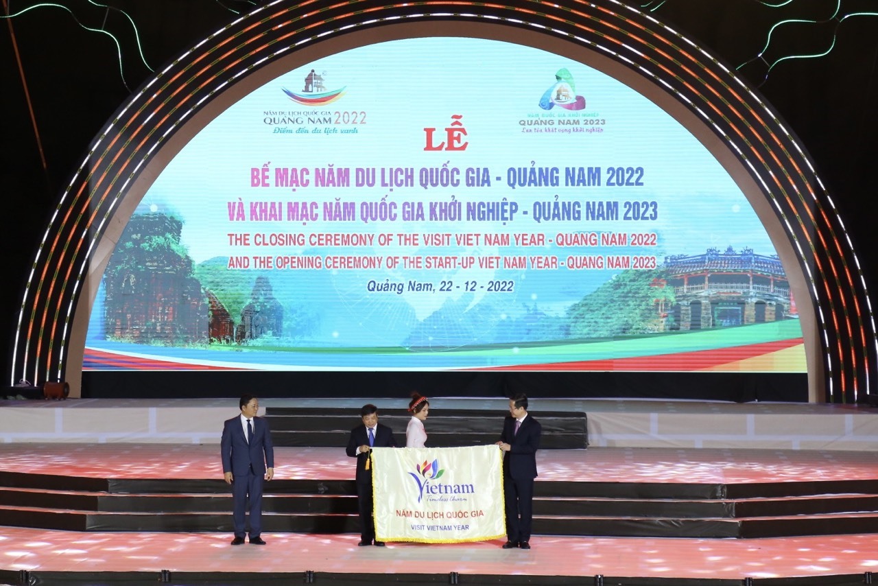 Quảng Nam trao cờ đăng cai Năm du lịch Quốc gia cho tỉnh Bình Thuận. Ảnh: Văn Trực