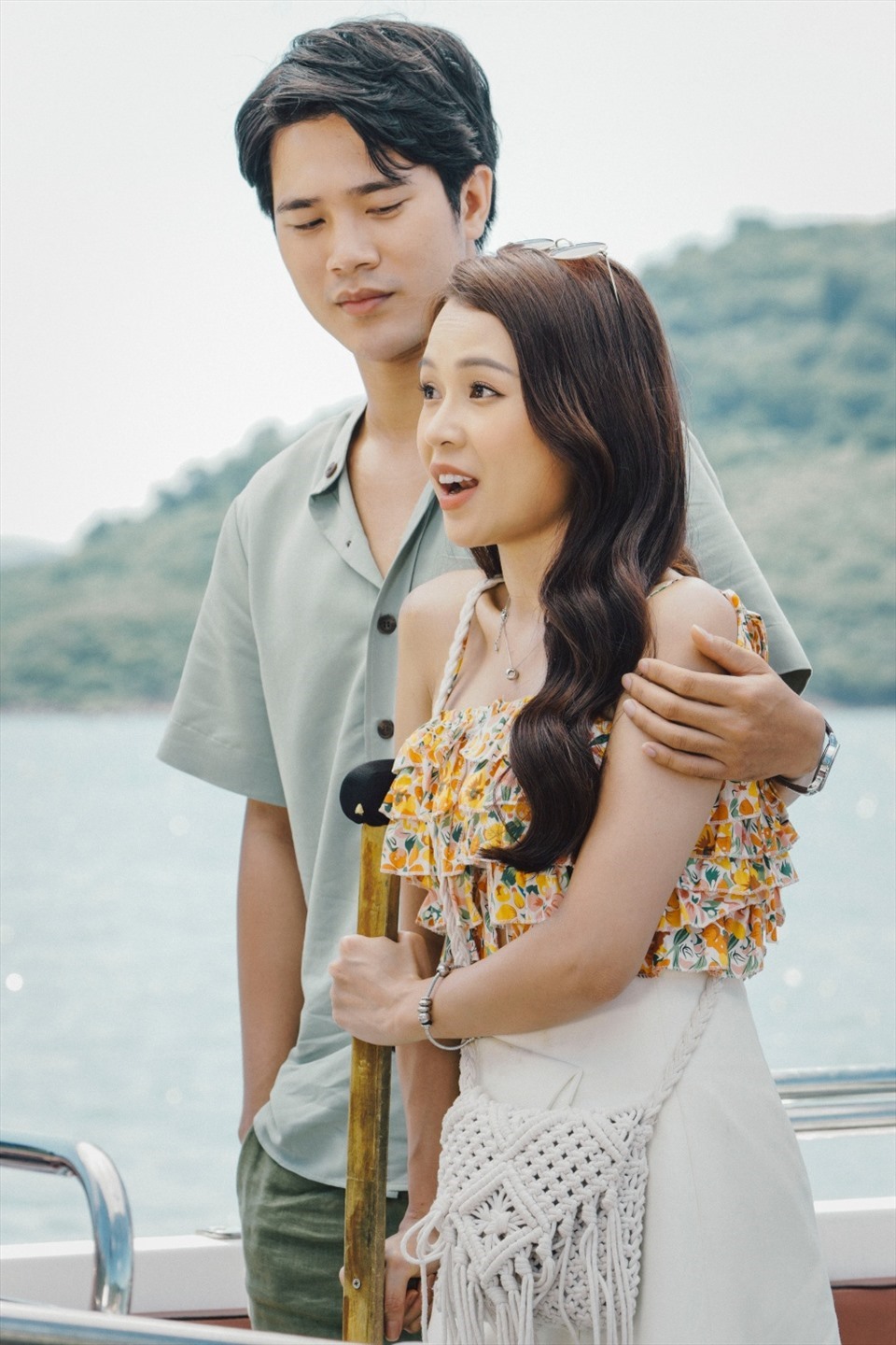 Cũng trong phim, cô và Trần Phong có không ít cảnh thân mật. Vì muốn hoàn thành cảnh quay thật tốt nên Sam đã động viên bạn diễn hãy hôn thật, diễn cảnh ôm ấp thật.