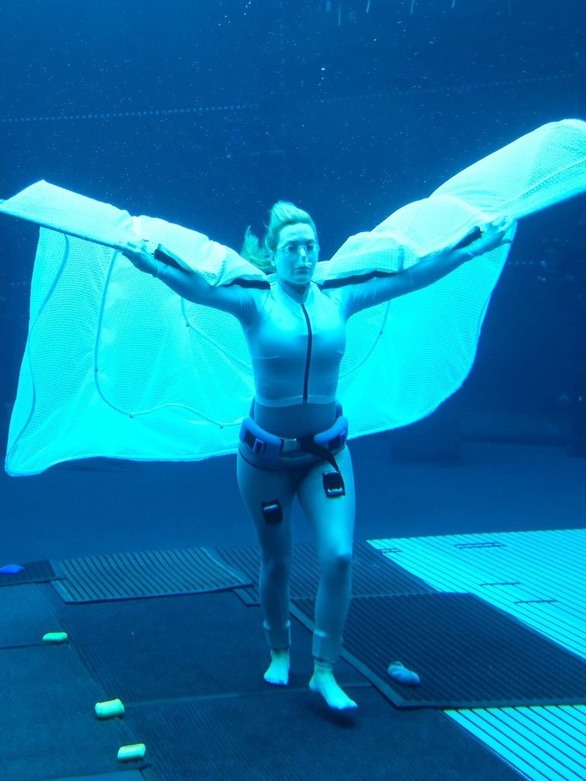 Kate Winslet nín thở trong cảnh quay dưới nước để tạo hiệu ứng chân thật nhất cho vai diễn. Ảnh: Twitter