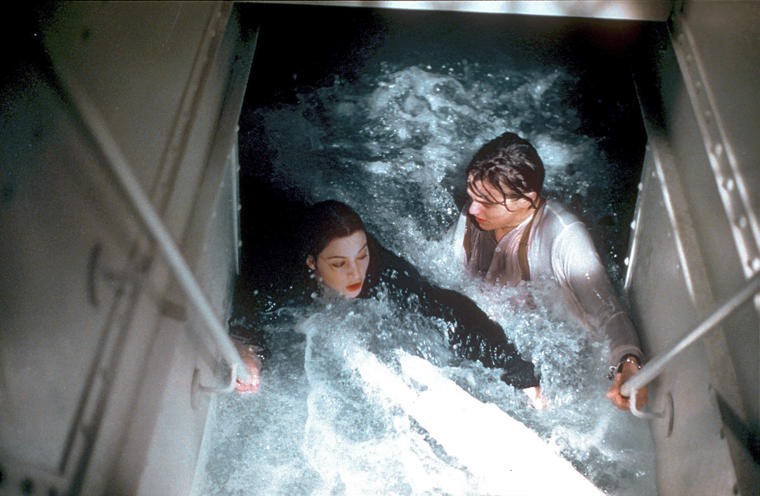 Cảnh quay nhân vật Rose và Jack cố gắng mở một chiếc cổng sắt để thoát lên tầng trên đã suýt cướp đi mạng sống của Kate Winslet. Ảnh: 20th Century Studios