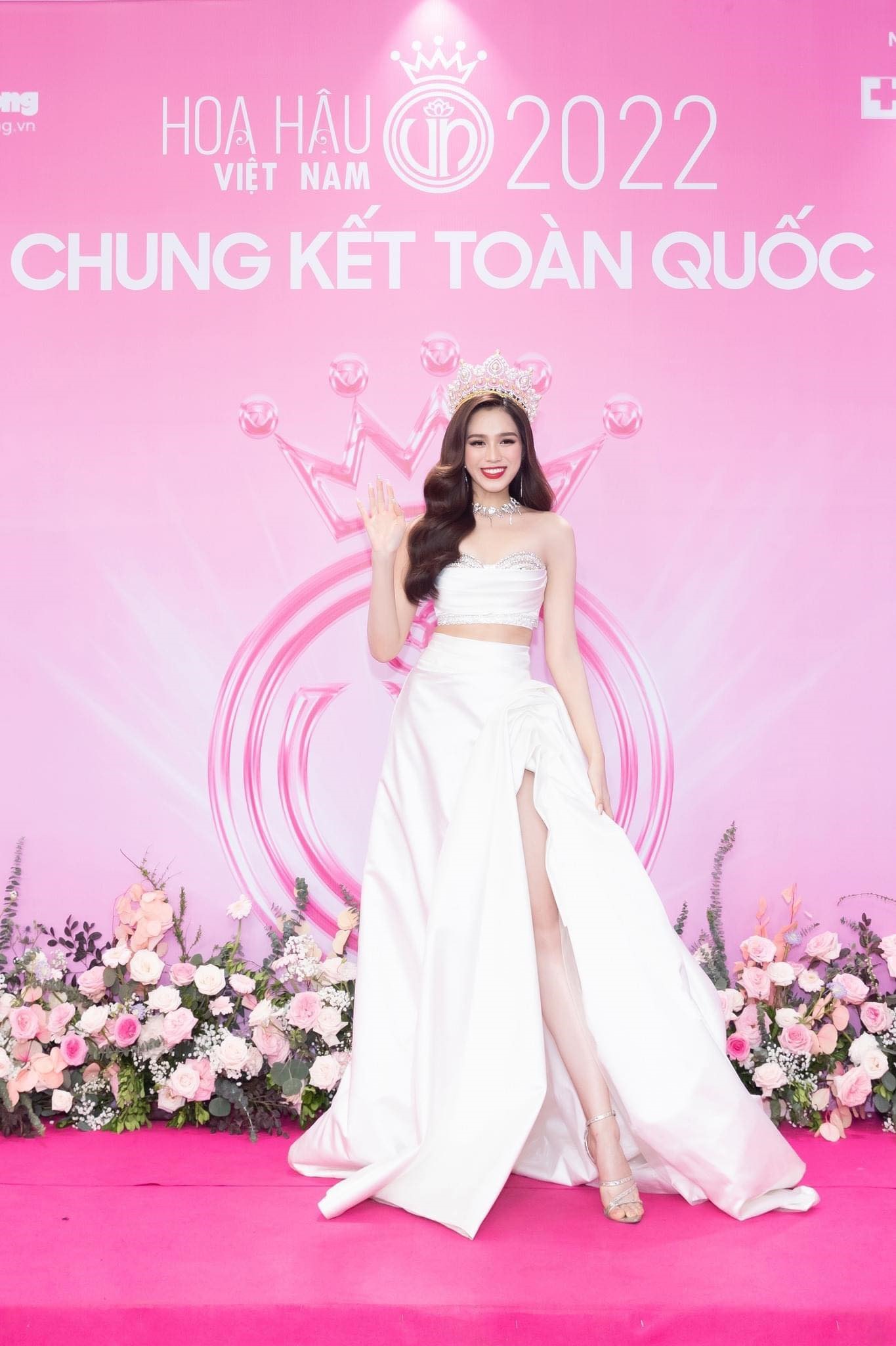Top 3 Hoa hậu Việt Nam 2020 đọ dáng tại thảm đỏ. Ảnh: Sen Vàng
