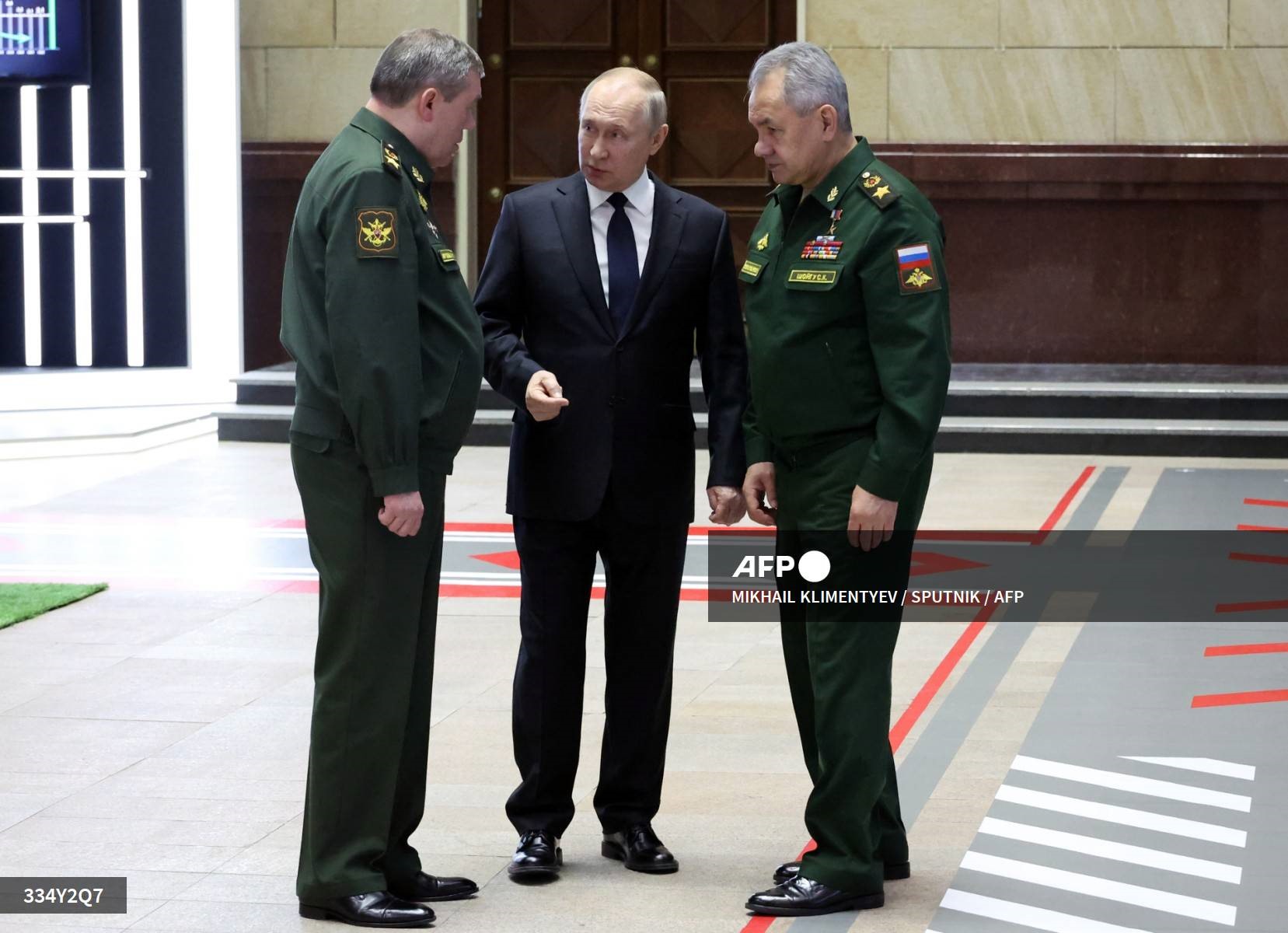 Tổng thống Nga Vladimir Putin trao đổi với các tướng lĩnh Nga. Ảnh: AFP