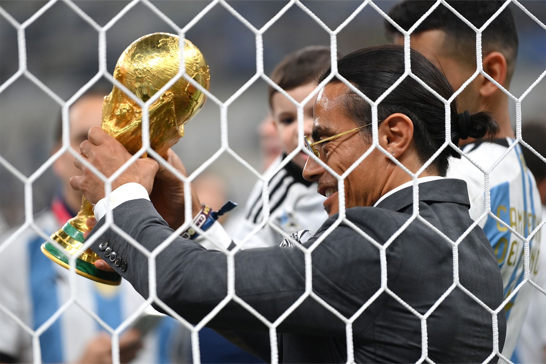 Salt Bae vi phạm quy định của FIFA khi chạm vào Cúp vàng World Cup. Ảnh: USA Network