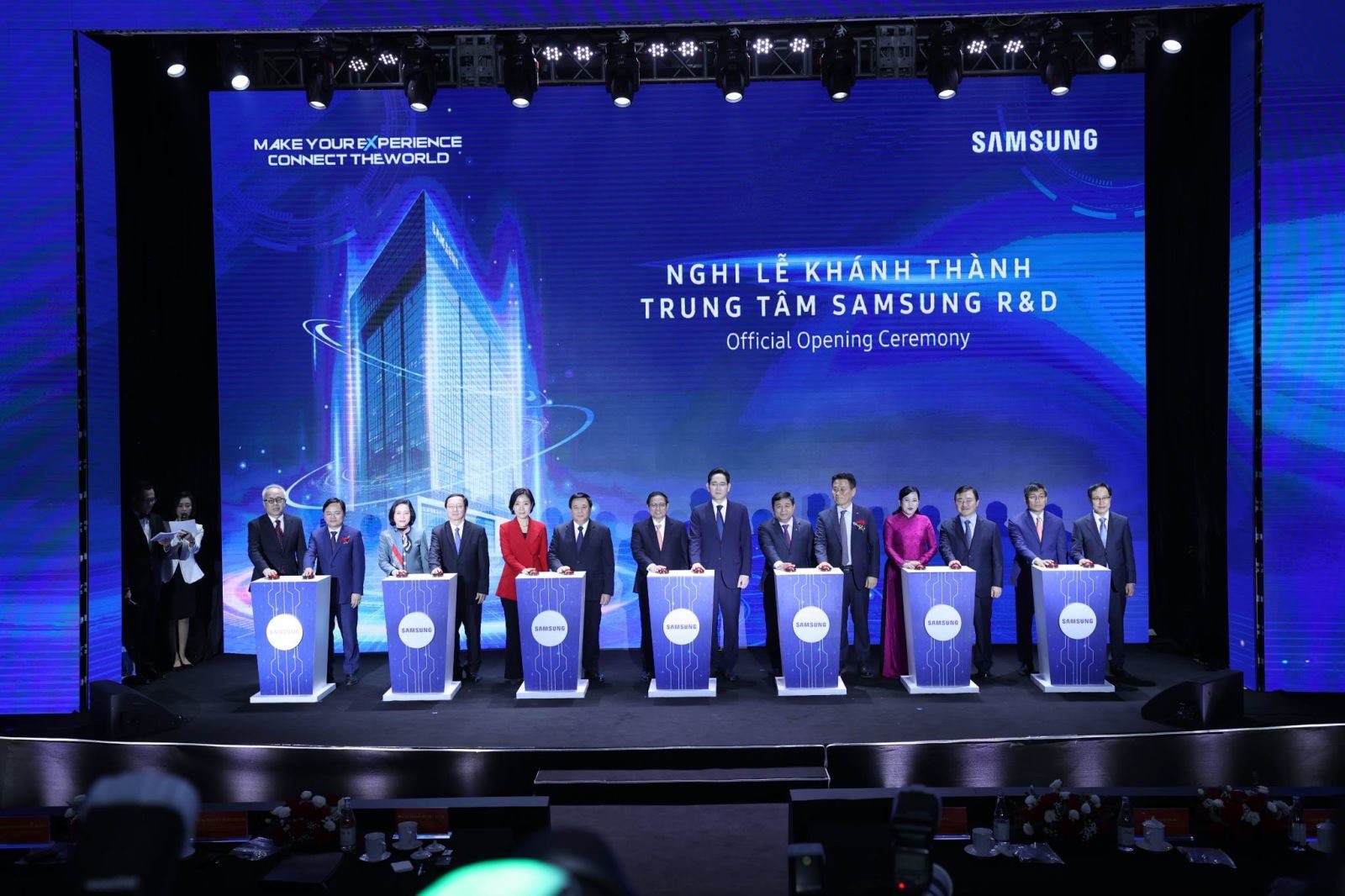 Thủ tướng Phạm Minh Chính và các đại biểu bấm nút khánh thành Trung tâm Nghiên cứu và Phát triển của Samsung. Ảnh: TTXVN