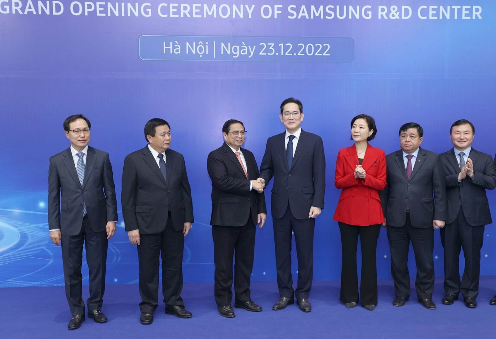 Thủ tướng Phạm Minh Chính bắt tay Chủ tịch Samsung Electronics Lee Jae-yong cùng các đại biểu tham dự buổi lễ. Ảnh: TTXVN