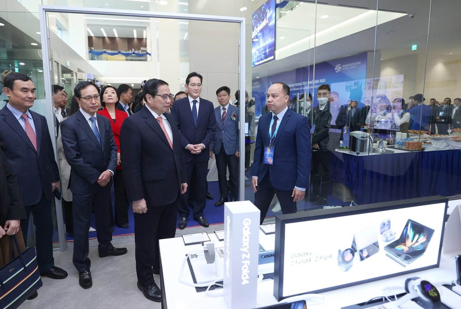 Thủ tướng Phạm Minh Chính tham quan trưng bày sản phẩm mới của Samsung tại Trung tâm Nghiên cứu và Phát triển (R&D). Ảnh: TTXVN