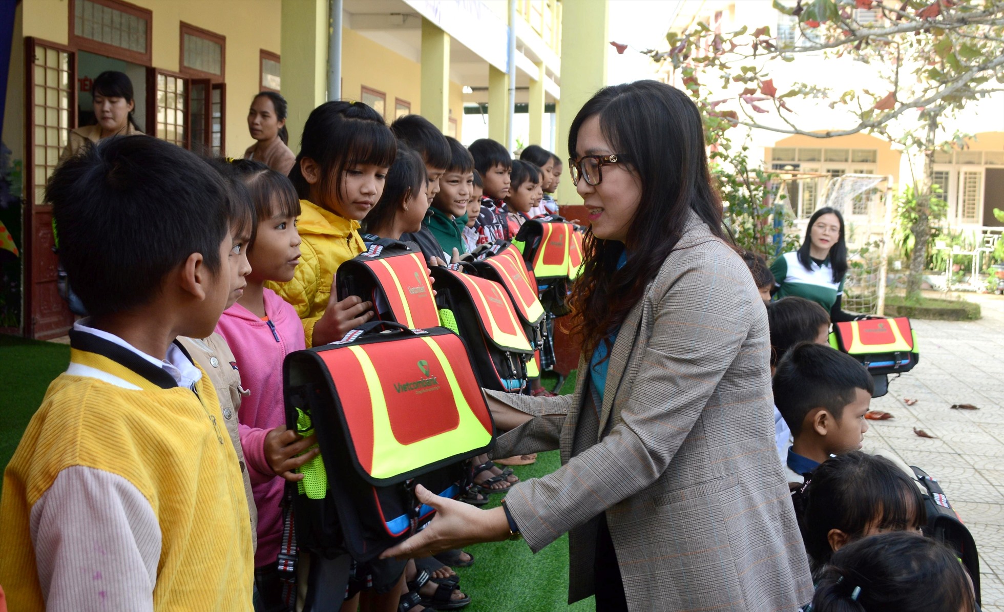 Đại diện Liên đoàn Lao động tỉnh Quảng Ngãi trao quà cho các em HS ở Trường tiểu học Ba Dinh. Ảnh: Ngọc Viên