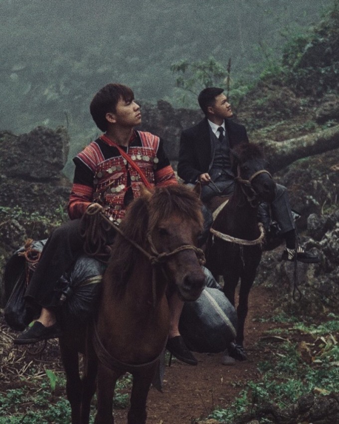 Pá (áo thổ cẩm đỏ) và Thành Đạt trong một cảnh quay trong “Khu rừng của Páo“.